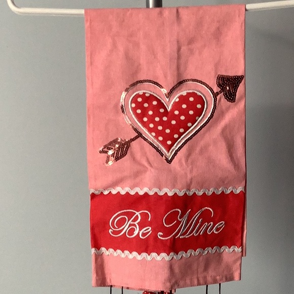 PIER ONE Valentines Tea Towel - Picture 7 of 7